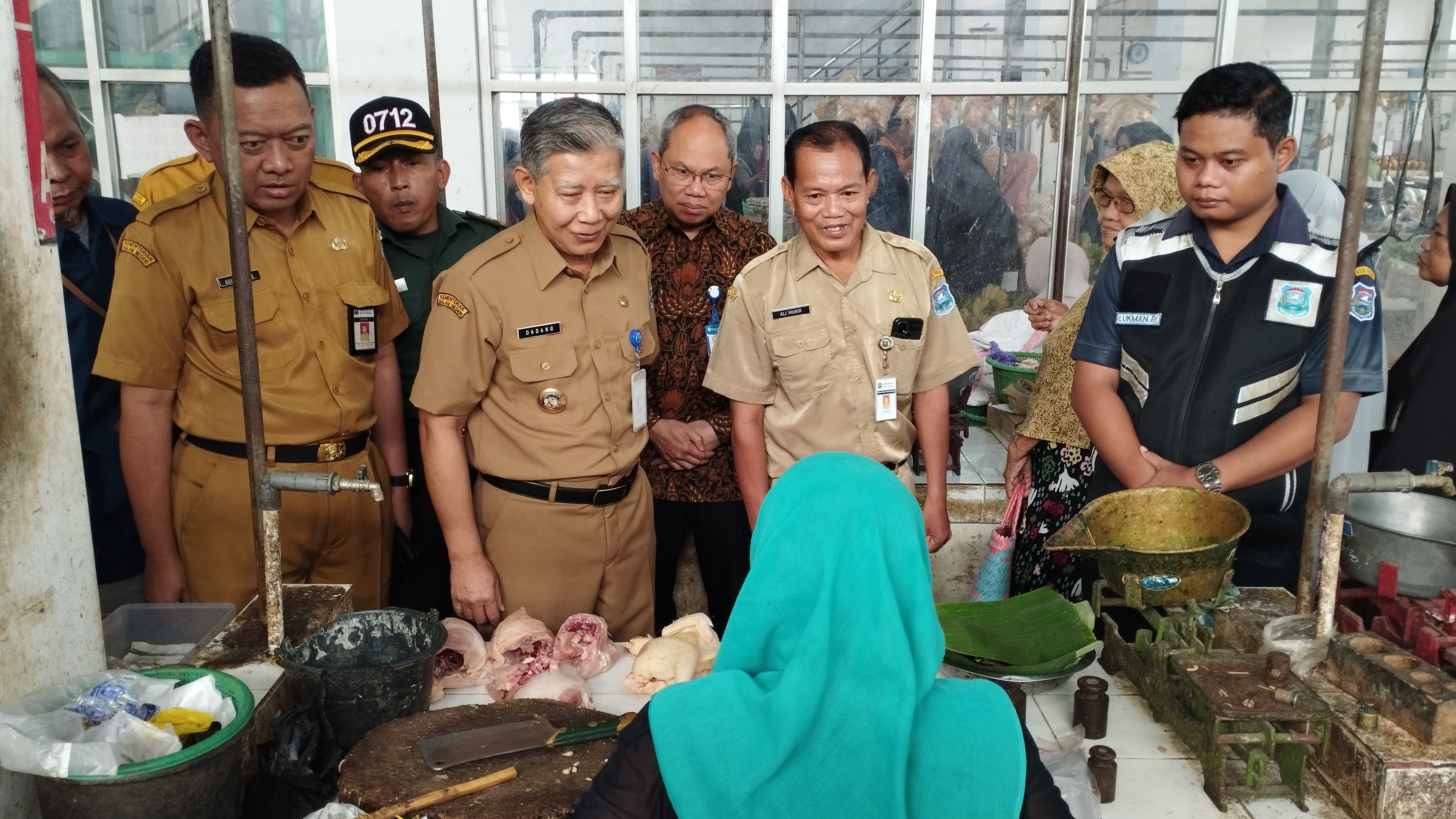 Pantau harga dan stok barang, Pj Wali Kota Tegal sidak di Pasar Kejambon