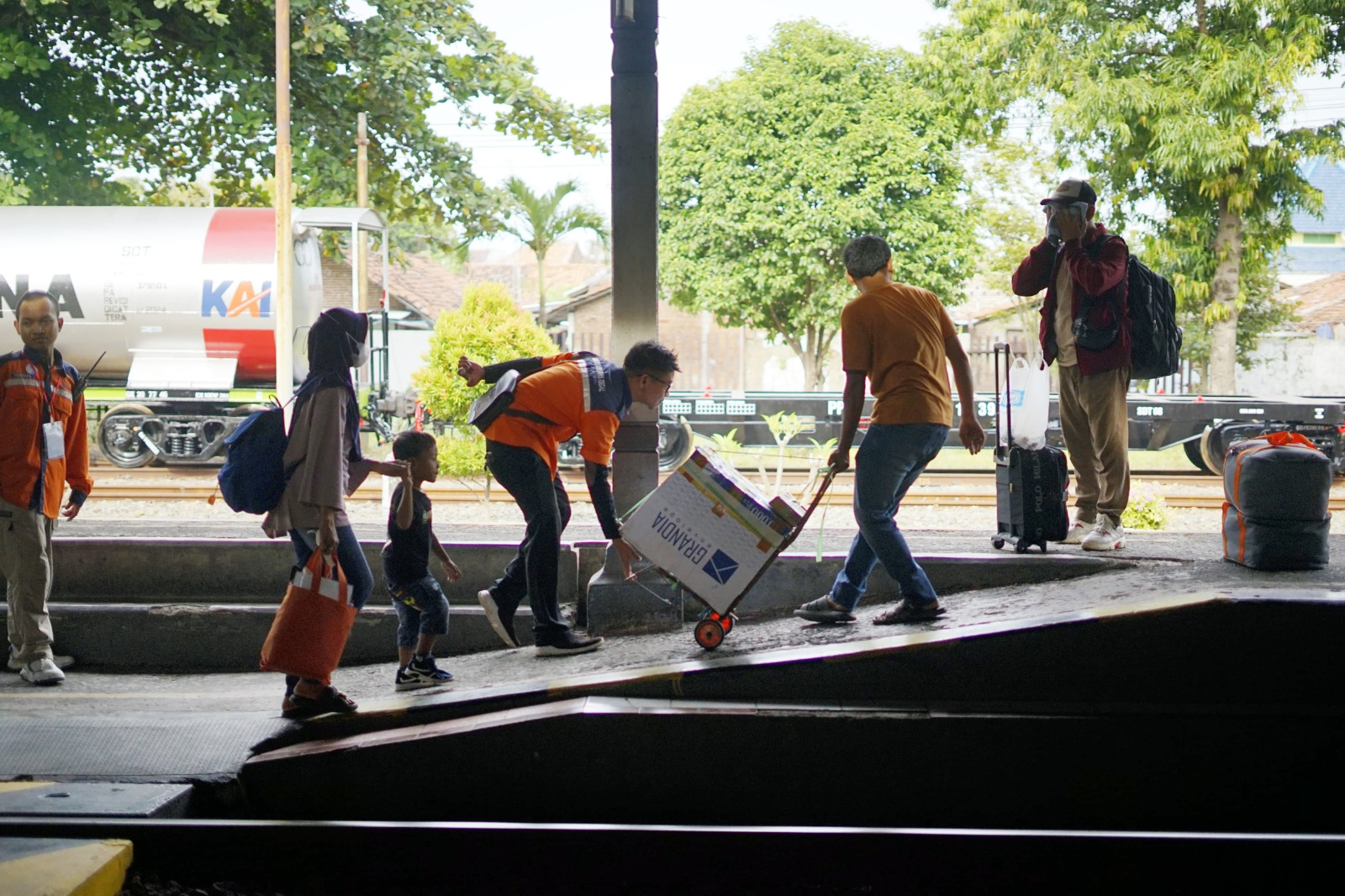 Komunitas pecinta kereta api bantu layani pemudik di stasiun Komunitas pecinta kereta api bantu layani pemudik di stasiun