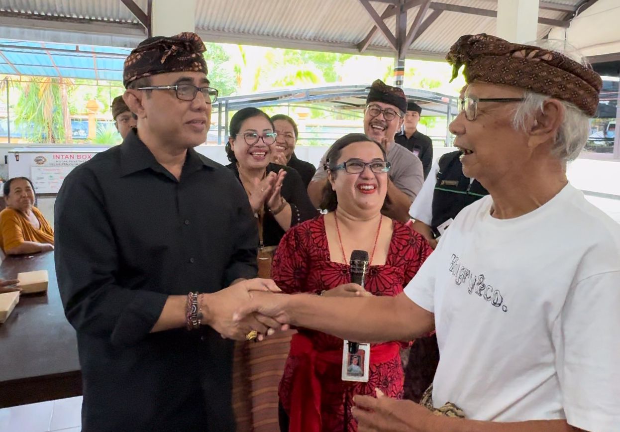 Walikota Jaya Negara berikan Program Jaminan Sosial dan alat bantu dengar pada nelayan Denpasar Walikota Jaya Negara berikan Program Jaminan Sosial dan alat bantu dengar pada nelayan Denpasar