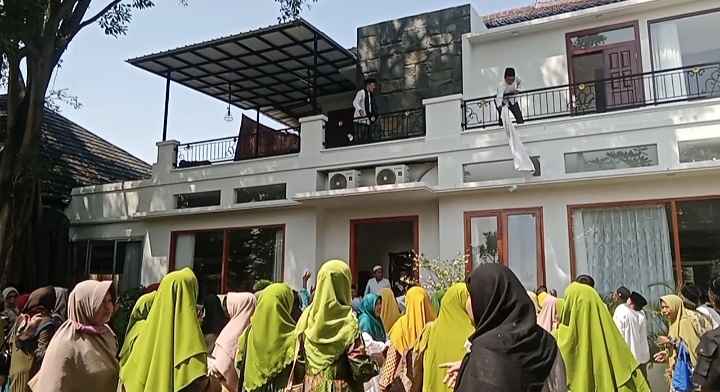 Lebaran ketupat di Ponpes Al Mizan, Jatiwangi, Majalengka, jemaah berebut saweran