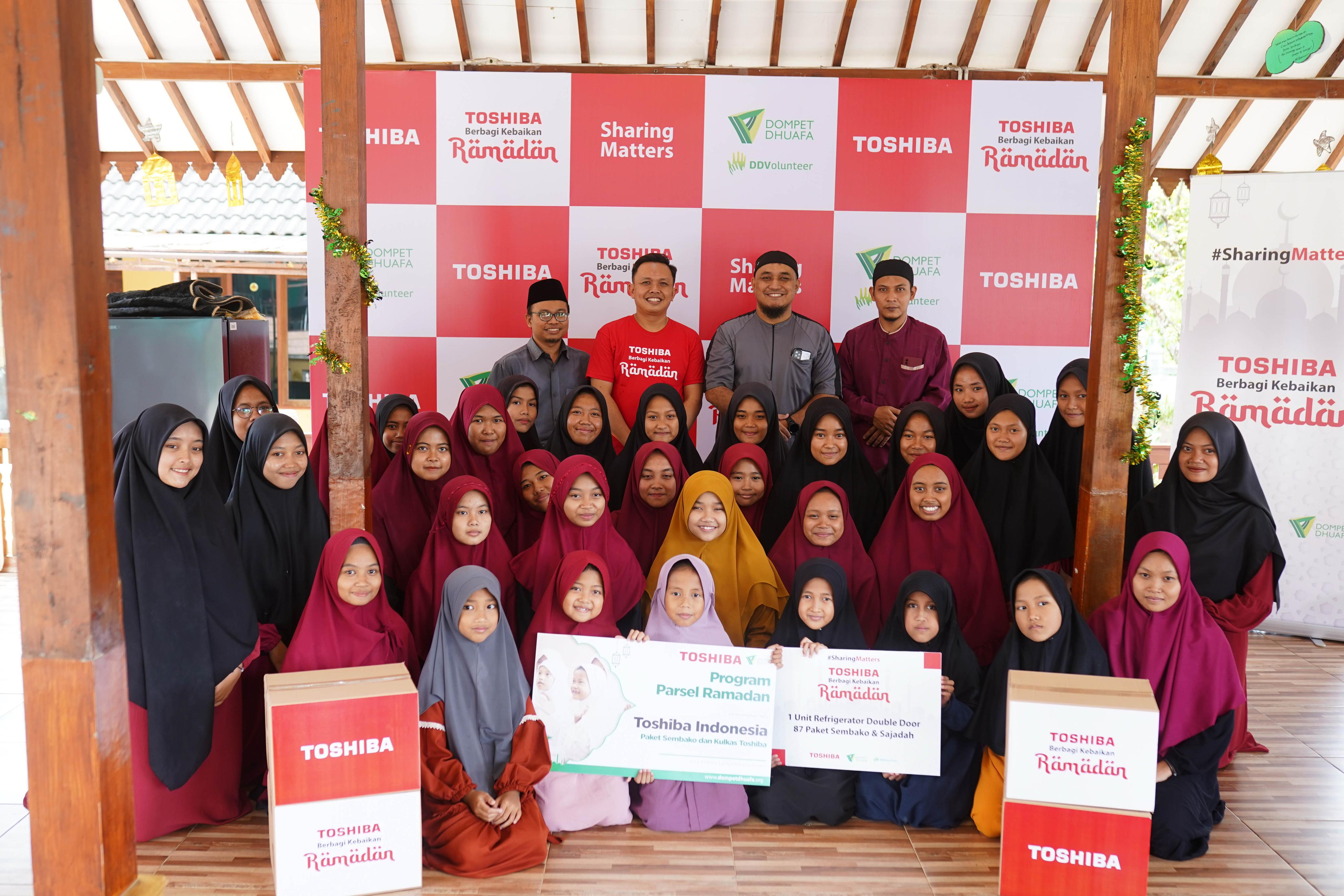 Berbagi kebaikan di Bulan Ramadan, Toshiba bagikan paket Sembako ke panti asuhan