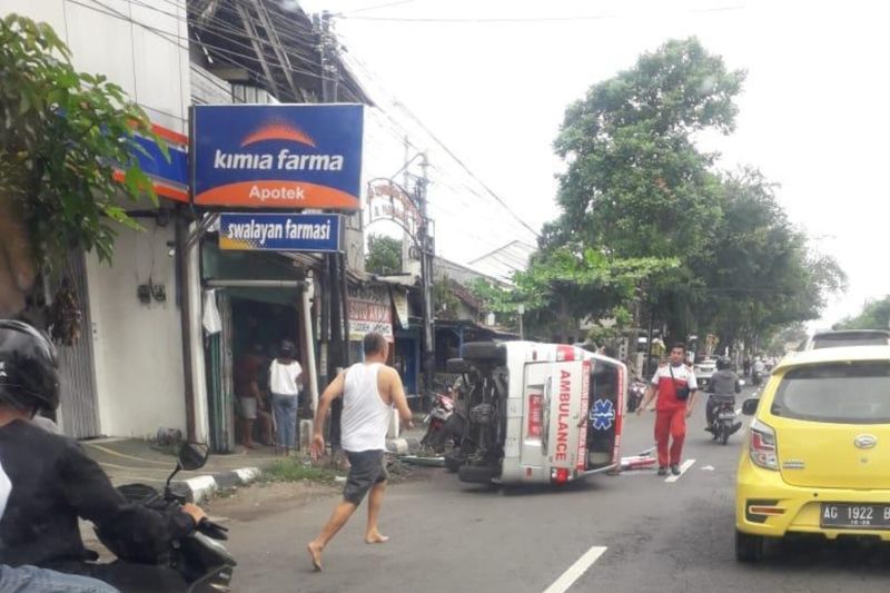 Mobil ambulans angkut penumpang halal bihalal terguling di Tulungagung Mobil ambulans angkut penumpang halal bihalal terguling di Tulungagung