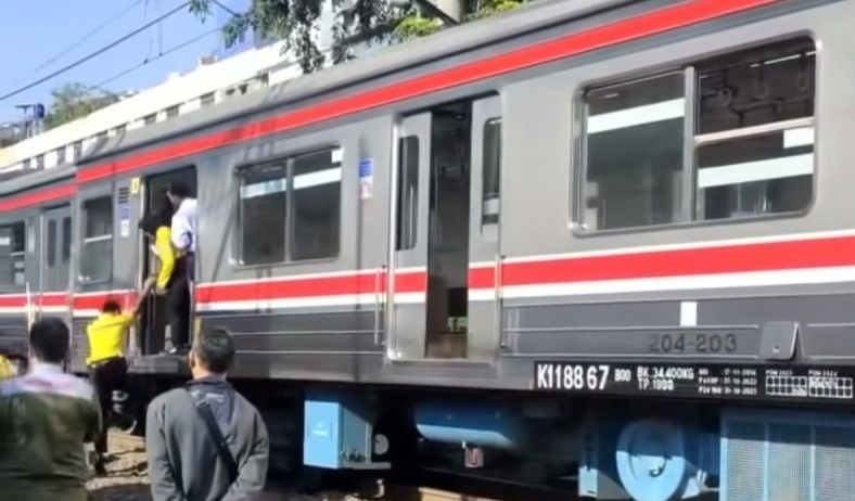 KAI Commuter rekayasa operasi imbas KRL anjlok depan WTC Mangga Dua