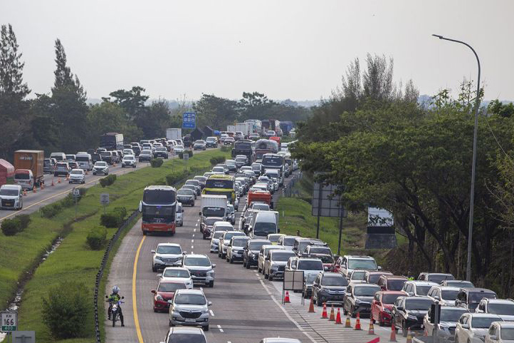 Korlantas mulai berlakukan satu arah di jalur tol siang ini Korlantas mulai berlakukan satu arah di jalur tol siang ini