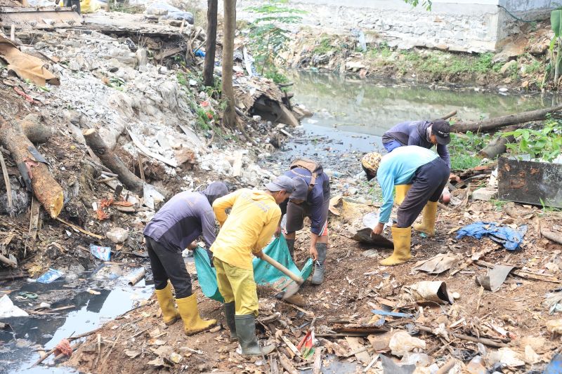 DPUPR Kota Tangerang normalisasi kali irigasi sipon DPUPR Kota Tangerang normalisasi kali irigasi sipon