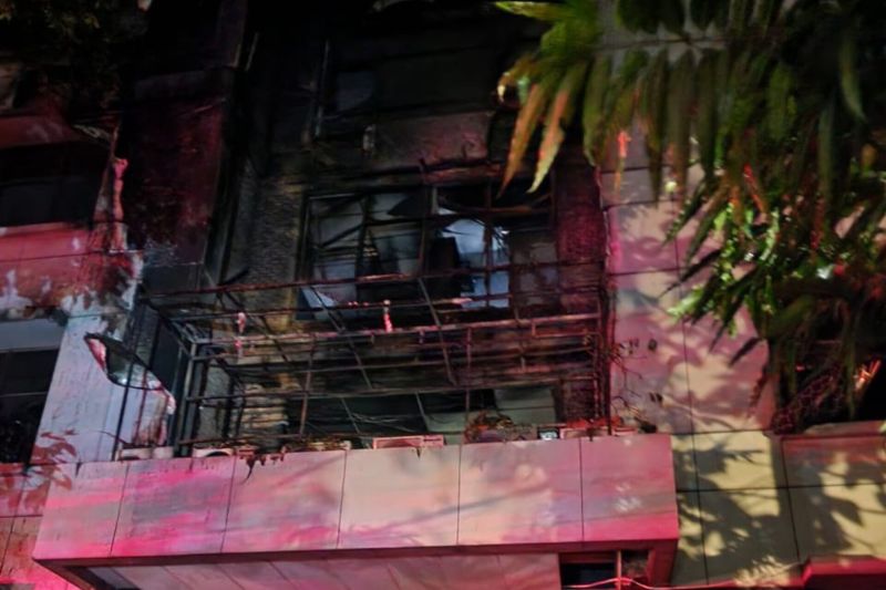Enam unit damkar dikerahkan untuk padamkan gedung LBH-YLBHI yang terbakar Enam unit damkar dikerahkan untuk padamkan gedung LBH-YLBHI yang terbakar