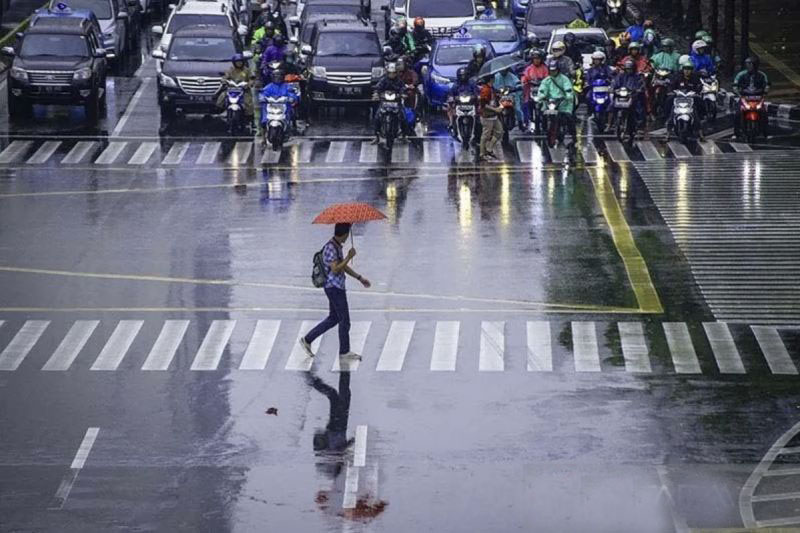BMKG sebut potensi hujan disertai kilat di sebagian Jakarta siang ini BMKG sebut potensi hujan disertai kilat di sebagian Jakarta siang ini