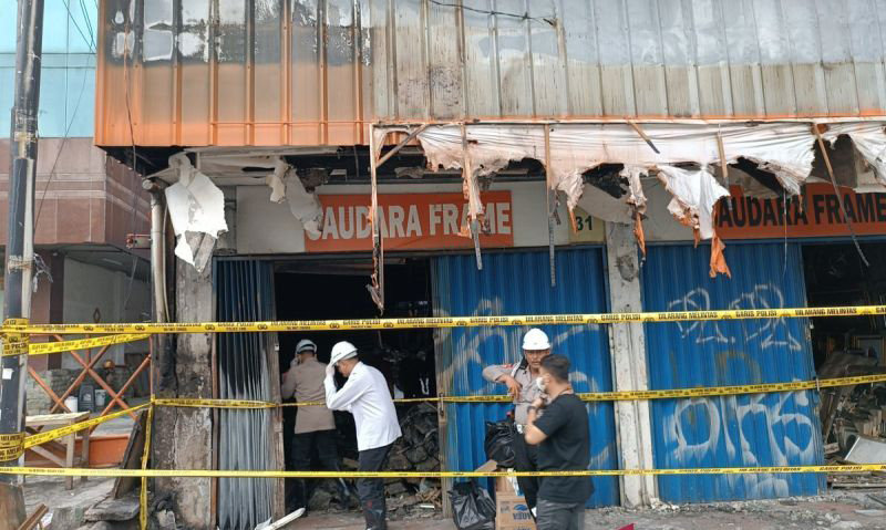 Tim Puslabfor Polri olah TKP kebakaran ruko di Mampang Prapatan Tim Puslabfor Polri olah TKP kebakaran ruko di Mampang Prapatan
