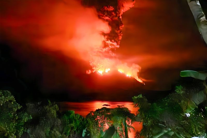 Gunung Ruang dan Gunung Awu punya karakteristik erupsi eksplosif Gunung Ruang dan Gunung Awu punya karakteristik erupsi eksplosif