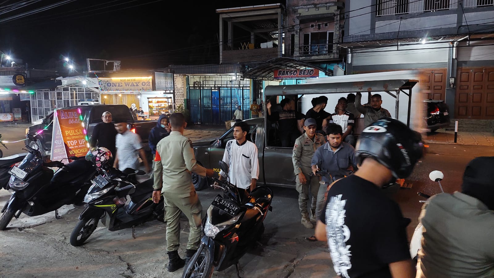 Satpol PP Lhokseumawe amankan 9 orang main gaple di malam Ramadan Satpol PP Lhokseumawe amankan 9 orang main gaple di malam Ramadan
