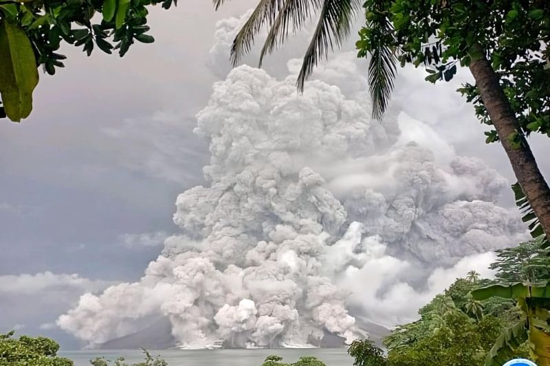 Gunung Ruang muntahkan abu vulkanik setinggi lima kilometer