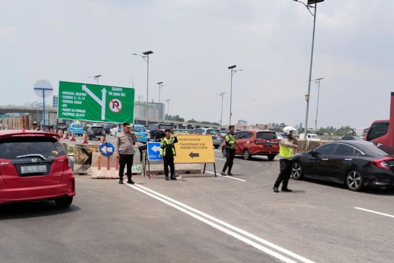 Polresta Bandara lakukan rekayasa lalulintas di lintas East Flyover Polresta Bandara lakukan rekayasa lalulintas di lintas East Flyover