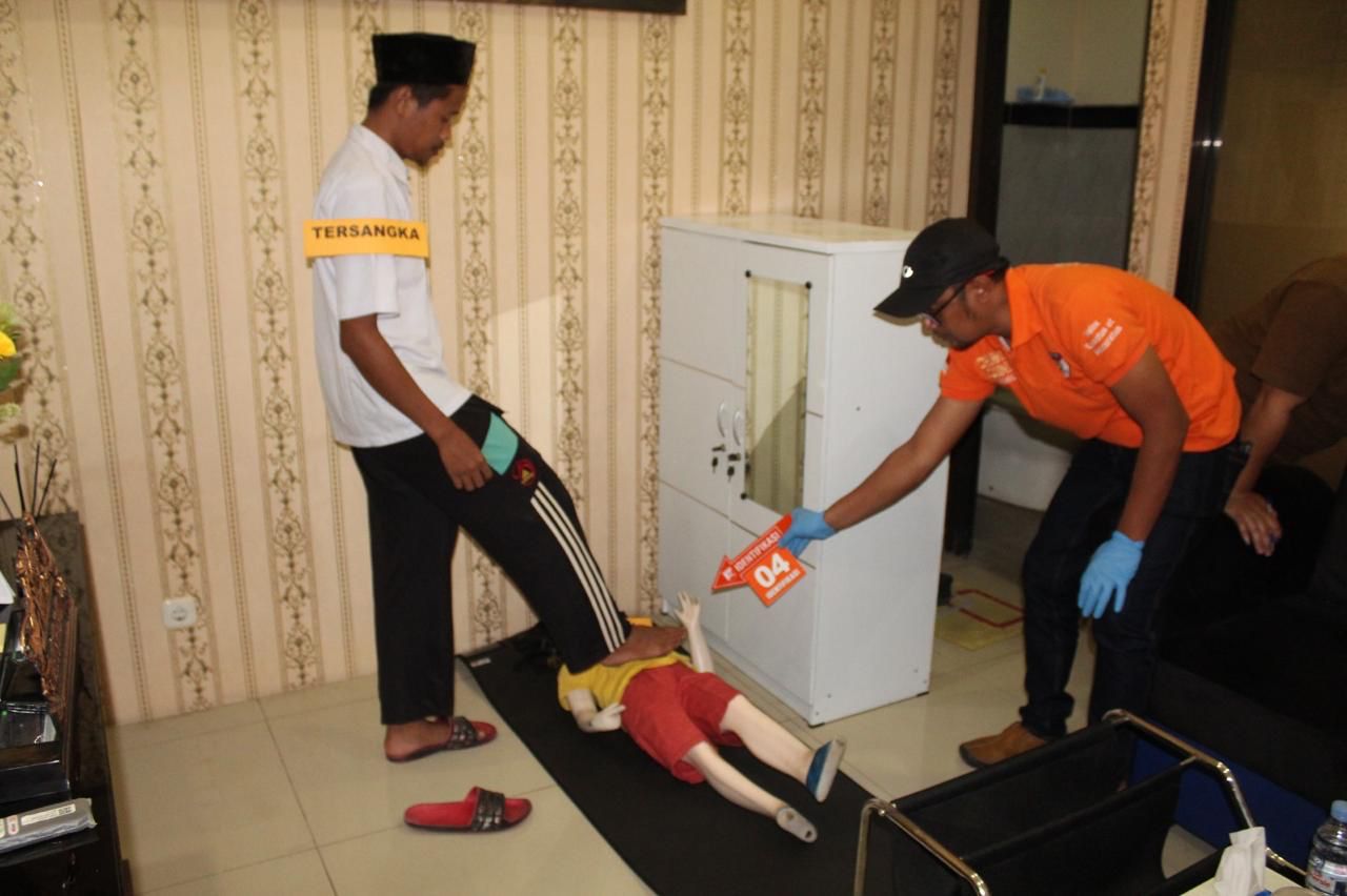 Rekontruksi kasus pembunuhan ibu oleh anak kandung di Boyolali peragakan 23 adegan. Rekontruksi kasus pembunuhan ibu oleh anak kandung di Boyolali peragakan 23 adegan.