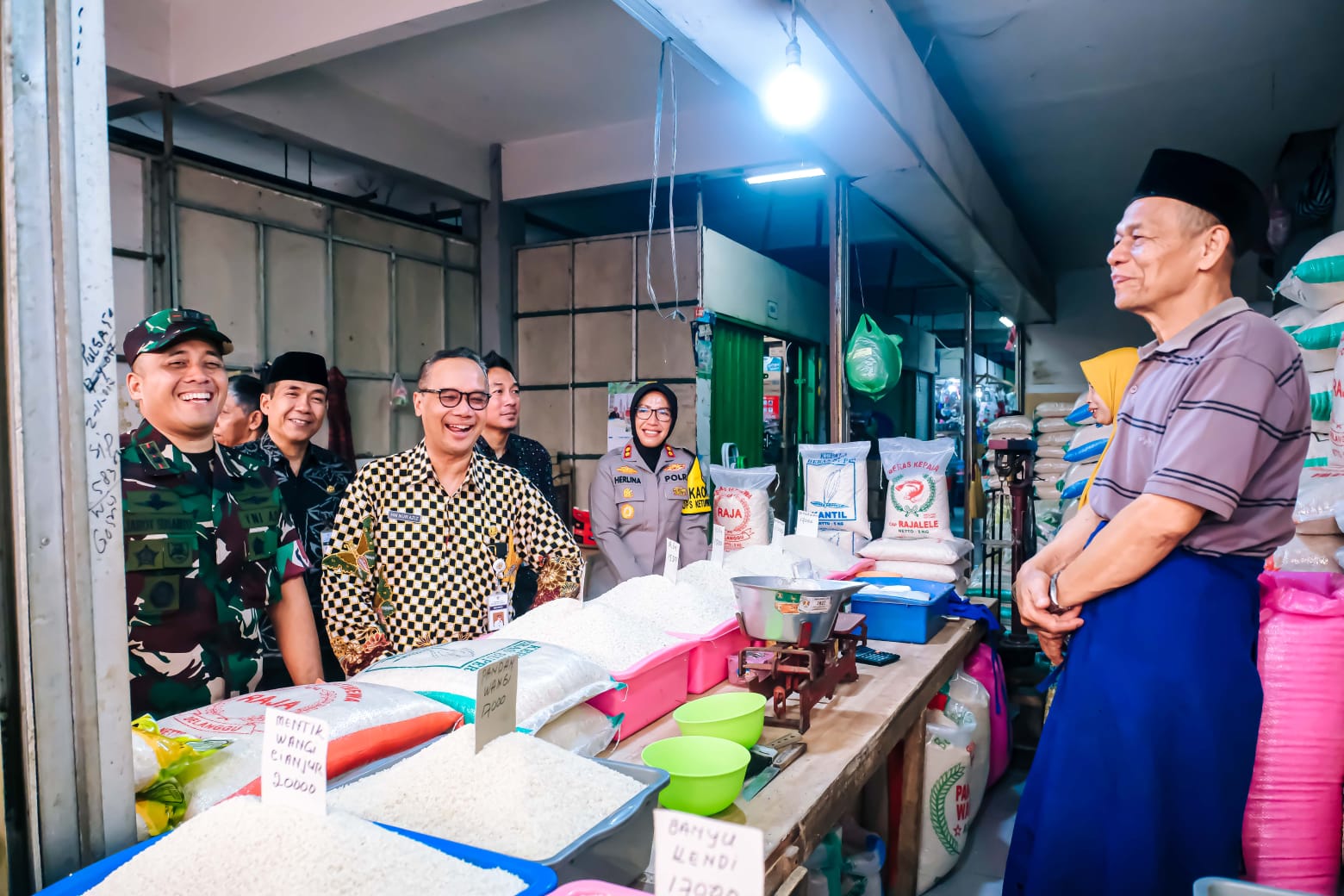 Tinjau pasar, Wali Kota Magelang pastikan stok kepokmas aman jelang Lebaran 1445 H Tinjau pasar, Wali Kota Magelang pastikan stok kepokmas aman jelang Lebaran 1445 H
