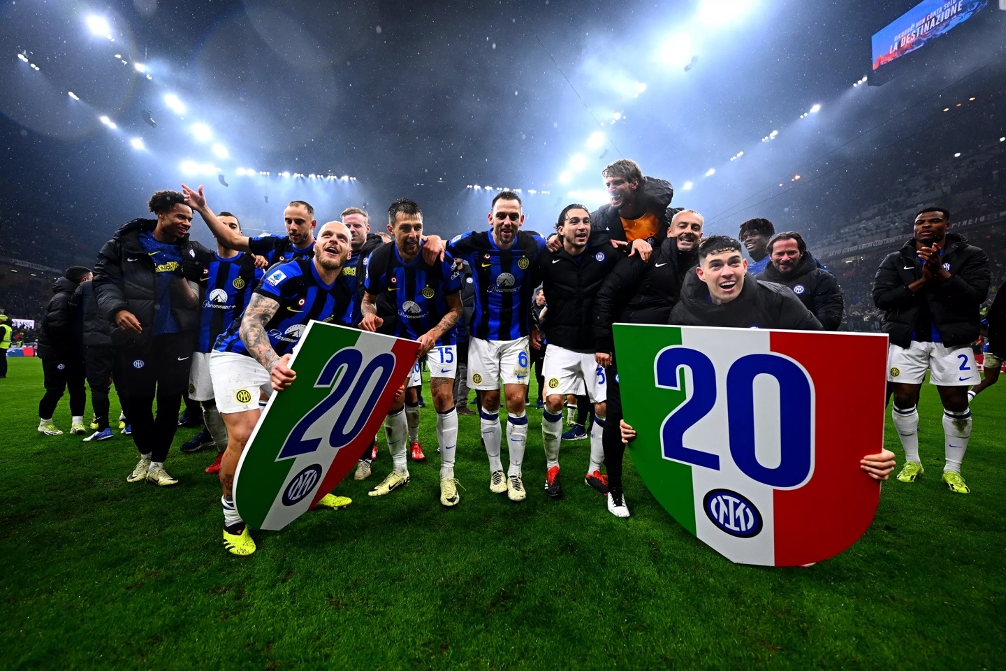 Gol dari Acerbi dan Thuram menutup kemenangan 2-1 atas AC Milan untuk memberikan gelar Scudetto ke-20 kepada Nerazzurri! Gol dari Acerbi dan Thuram menutup kemenangan 2-1 atas AC Milan untuk memberikan gelar Scudetto ke-20 kepada Nerazzurri!