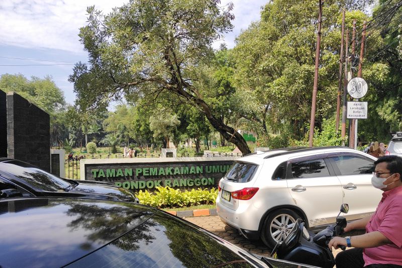 Warga padati TPU Pondok Ranggon usai shalat Id