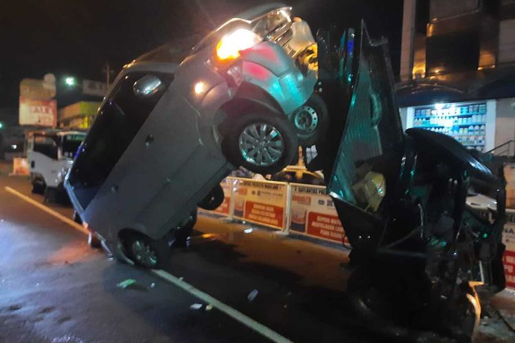 17 April 2023: Kecelakaan beruntun enam mobil di jalan Magelang-Yogya, satu orang luka 17 April 2023: Kecelakaan beruntun enam mobil di jalan Magelang-Yogya, satu orang luka