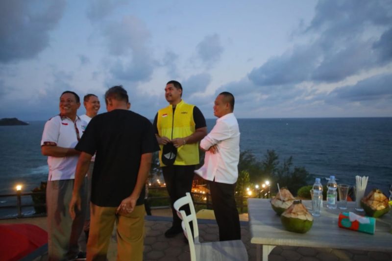Menpora Dito sebut Pantai Menganti cocok untuk kejuaraan surfing Menpora Dito sebut Pantai Menganti cocok untuk kejuaraan surfing