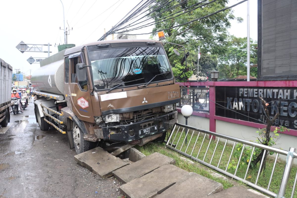 10 April 2023: Truk seruduk lima motor di Tangerang, tiga orang tewas