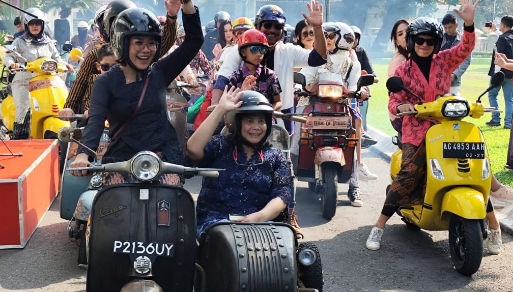 Peringati Hari Kartini, perempuan ASN Pemkot Kediri naik Vespa berkebaya 