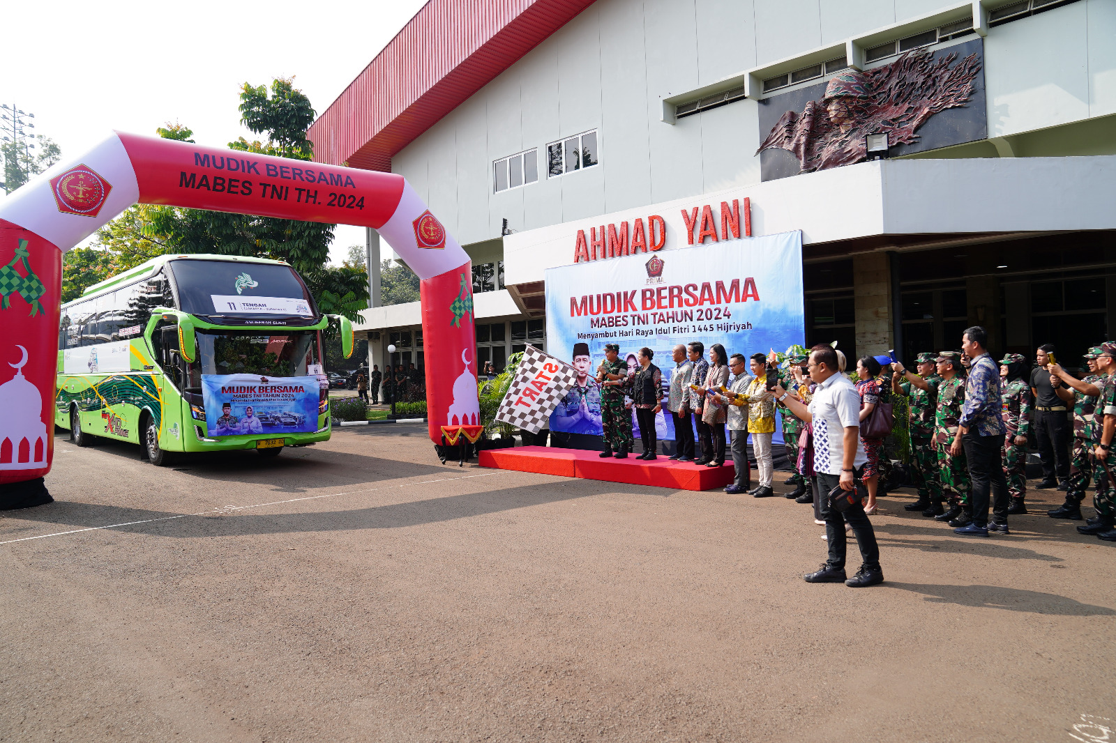 Kasum TNI lepas keberangkatan Mudik Bersama Mabes TNI Tahun 2024 Kasum TNI lepas keberangkatan Mudik Bersama Mabes TNI Tahun 2024