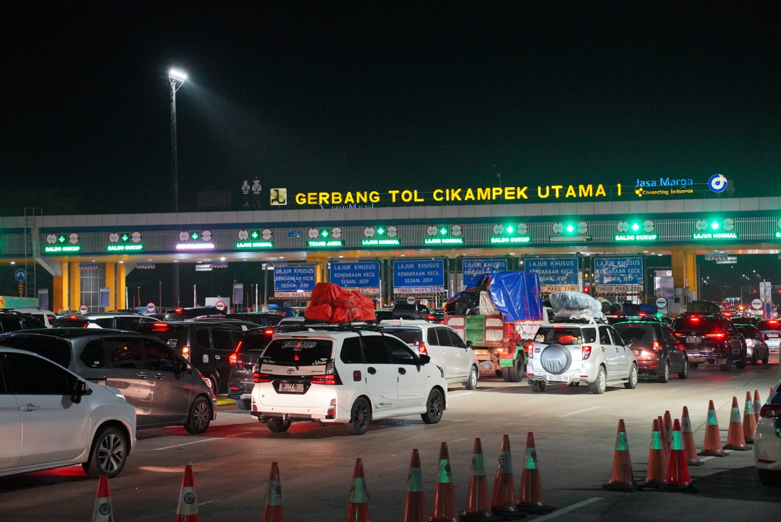 One Way arus mudik hari pertama diberlakukan sejak 21.50 WIB One Way arus mudik hari pertama diberlakukan sejak 21.50 WIB