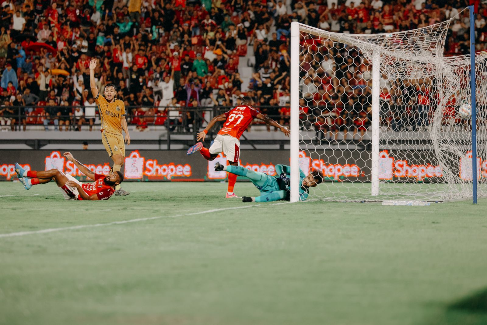 Bali United FC menang dramatis 2-1 lawan Bhayangkara FC Bali United FC menang dramatis 2-1 lawan Bhayangkara FC