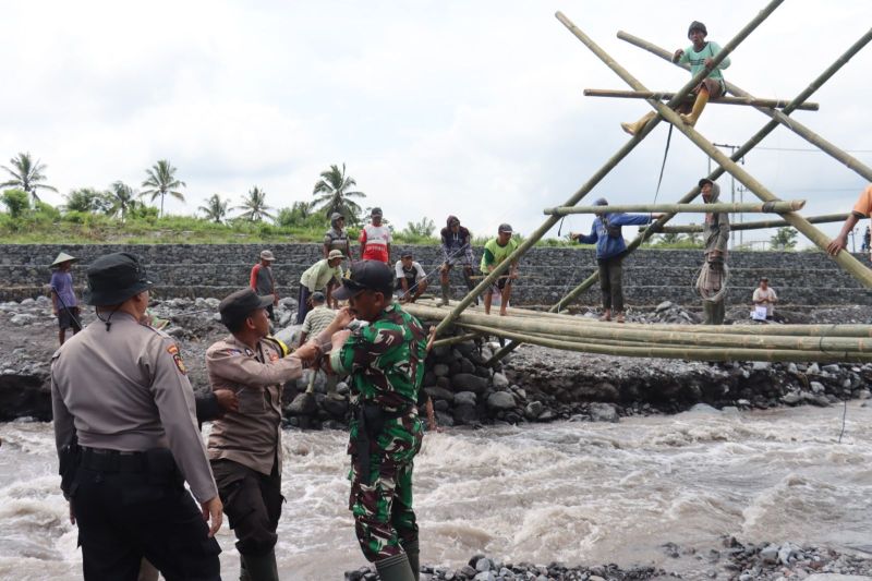 TNI-Polri bantu warga bangun jembatan darurat pascabanjir lahar Semeru TNI-Polri bantu warga bangun jembatan darurat pascabanjir lahar Semeru