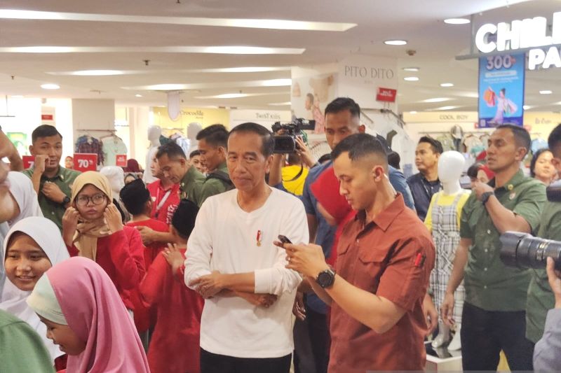 Presiden Jokowi ajak puluhan anak yatim belanja baju lebaran Presiden Jokowi ajak puluhan anak yatim belanja baju lebaran