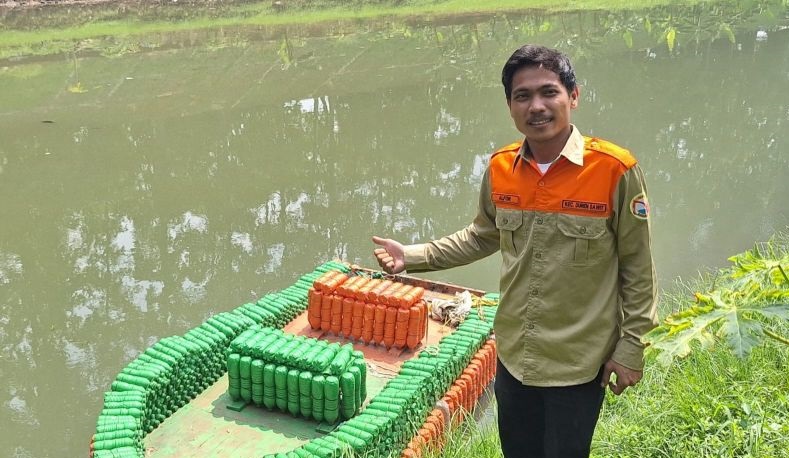 Memberdayakan botol plastik jadi perahu pengangkut sampah