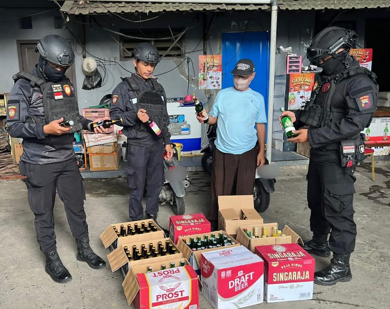 Ratusan botol miras berhasil disita Polres Kudus dari dua lokasi Ratusan botol miras berhasil disita Polres Kudus dari dua lokasi