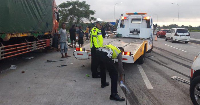 14 April 2023: Kecelakaan beruntun delapan kendaraan di Tol Semarang-Solo, enam orang tewas 14 April 2023: Kecelakaan beruntun delapan kendaraan di Tol Semarang-Solo, enam orang tewas