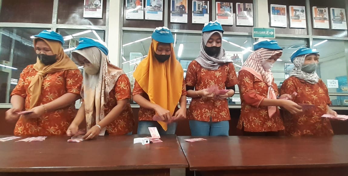 THR PT Djarum cair, Lutfiatul siap beli kebutuhan rumah tangga yang rusak akibat banjir
