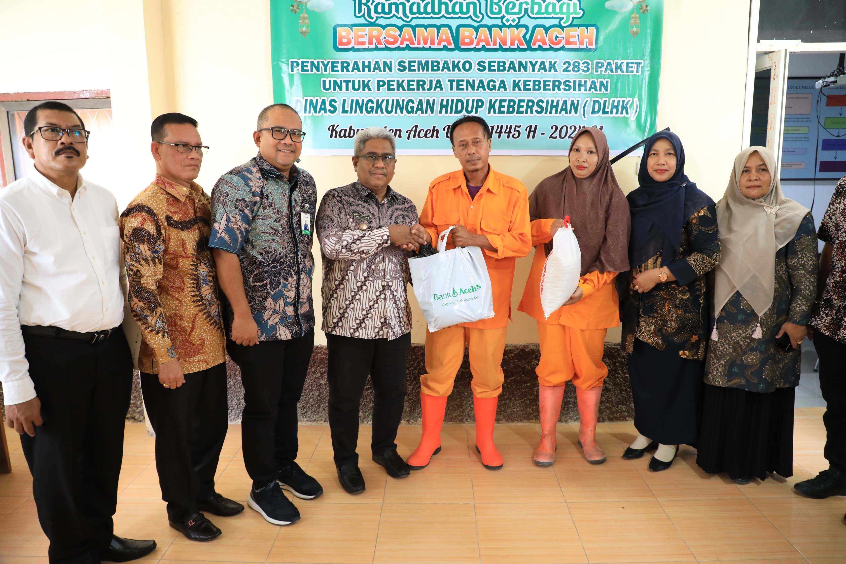 Pj Bupati Aceh Utara serahkan 283 paket sembako untuk petugas kebersihan