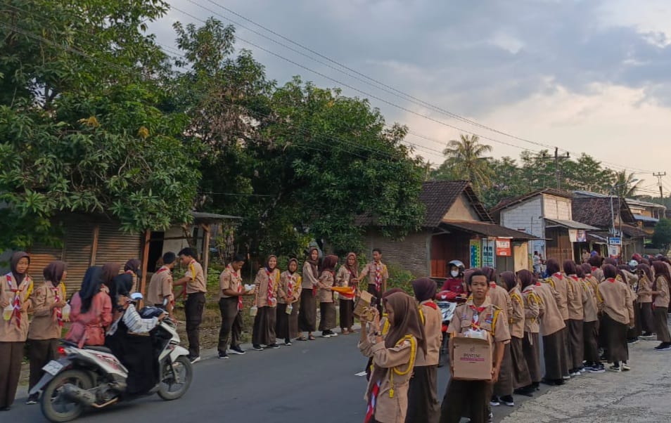 Anggota Pramuka SMKN 1 Wonosegoro bagikan 300 paket takjil kepada warga Anggota Pramuka SMKN 1 Wonosegoro bagikan 300 paket takjil kepada warga