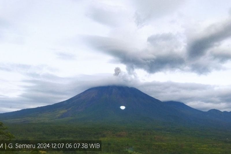 Gunung Semeru erupsi terus-menerus dengan visual letusan tak teramati Gunung Semeru erupsi terus-menerus dengan visual letusan tak teramati