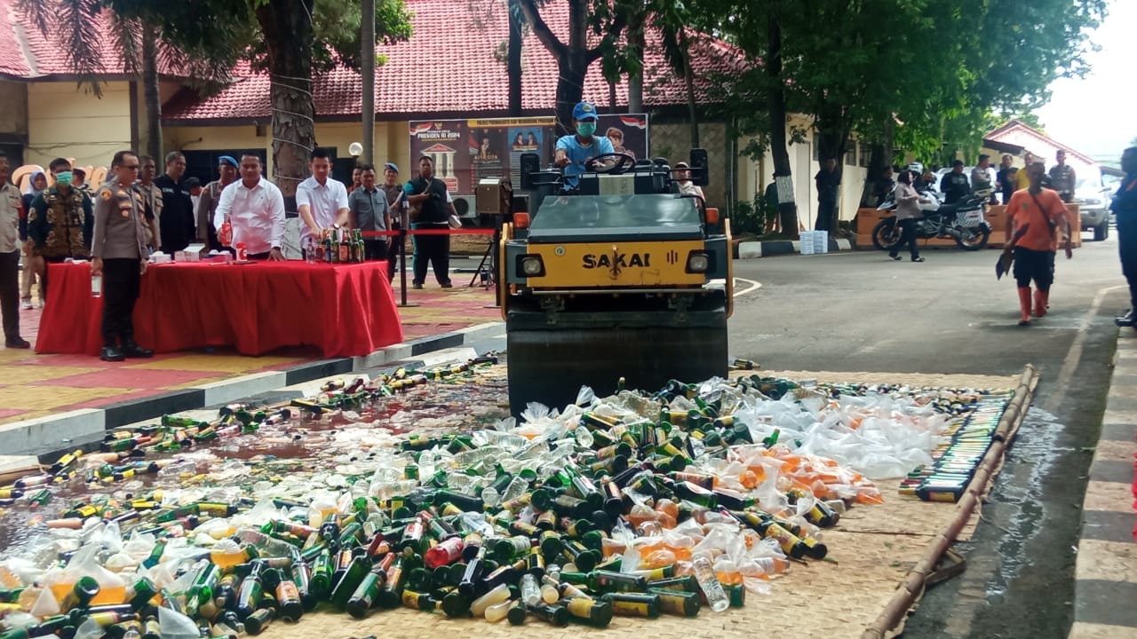 Jelang Nataru, Polres Purwakarta musnahkan ribuan botol miras Jelang Nataru, Polres Purwakarta musnahkan ribuan botol miras