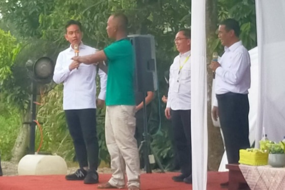 Curhat ke Gibran Rakabuming, seorang petani di Langkat diberi hand tractor Curhat ke Gibran Rakabuming, seorang petani di Langkat diberi hand tractor