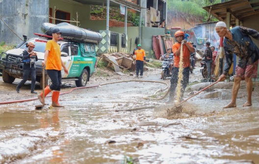 BAZNAS RI aksi bersih musala dan rumah warga terdampak banjir Sukabumi BAZNAS RI aksi bersih musala dan rumah warga terdampak banjir Sukabumi