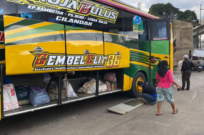 Dishub Jaksel tilang bus tak laik jalan di Terminal Lebak Bulus Dishub Jaksel tilang bus tak laik jalan di Terminal Lebak Bulus