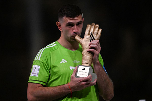 Emiliano Martinez sabet penghargaan kiper terbaik FIFA 2024 Emiliano Martinez sabet penghargaan kiper terbaik FIFA 2024
