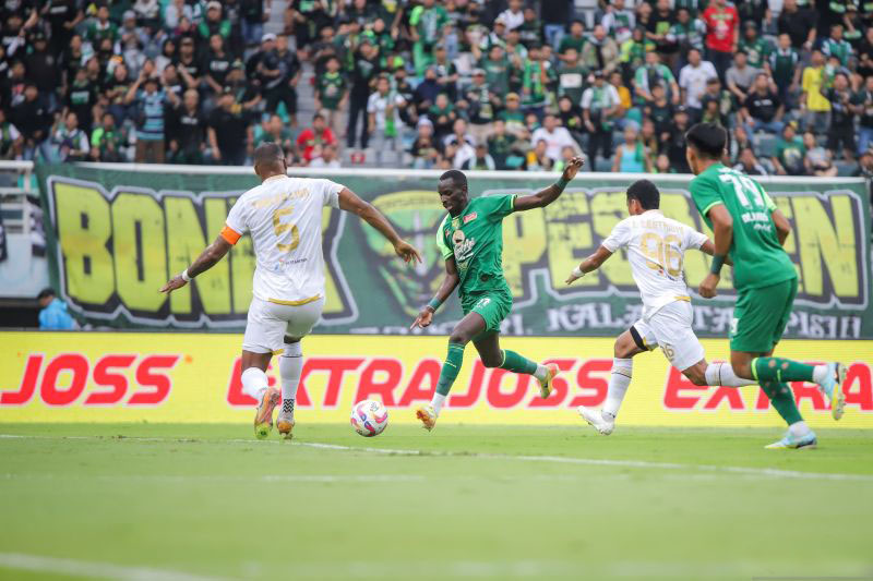 Persebaya menang 3-2 saat lawan Arema FC di GBT Persebaya menang 3-2 saat lawan Arema FC di GBT