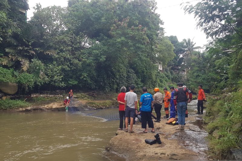 Tim gabungan lakukan pencarian anak hanyut di Sungai Ciliwung Bogor Tim gabungan lakukan pencarian anak hanyut di Sungai Ciliwung Bogor