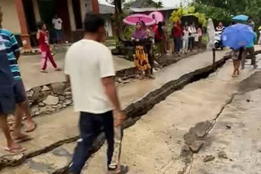 Jalan penghubung antardesa di Sragen retak akibat pergerakan tanah Jalan penghubung antardesa di Sragen retak akibat pergerakan tanah