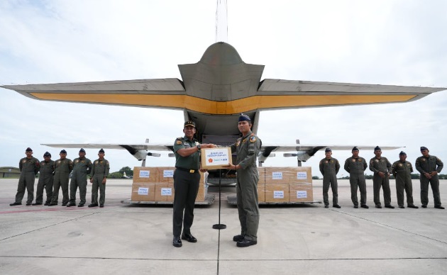 TNI kerahkan pesawat TNI AU kirimkan bansos untuk korban erupsi Gunung Lewotobi Laki-Laki 