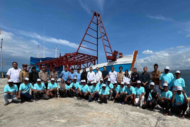 KKP serahkan dua kapal hasil rampasan illegal fishing untuk nelayan KKP serahkan dua kapal hasil rampasan illegal fishing untuk nelayan