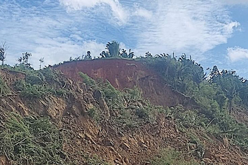 Puluhan kepala keluarga mengungsi akibat Gunung Garu Sukabumi longsor Puluhan kepala keluarga mengungsi akibat Gunung Garu Sukabumi longsor