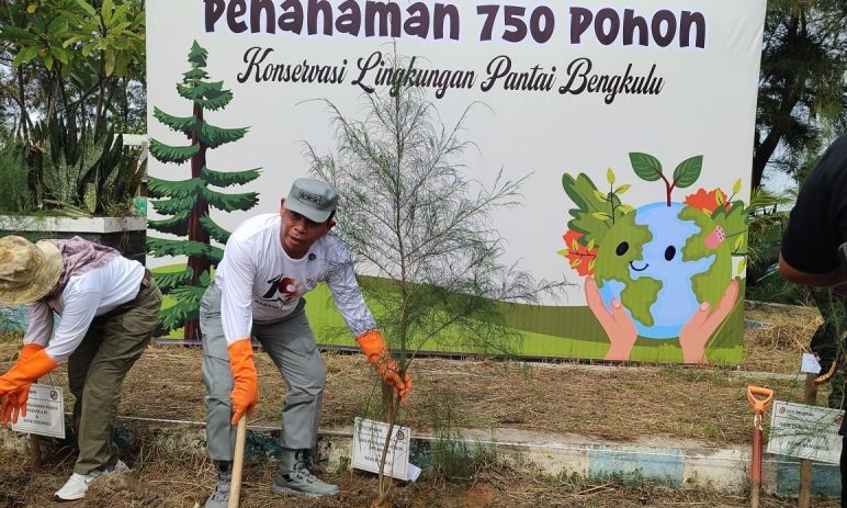 Bakamla tanam 750 bibit pohon dan bersih pantai di Bengkulu Bakamla tanam 750 bibit pohon dan bersih pantai di Bengkulu