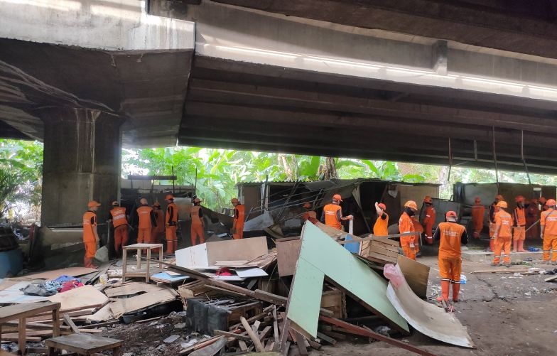 Ratusan petugas singkirkan lapak di kolong Tol Angke Ratusan petugas singkirkan lapak di kolong Tol Angke