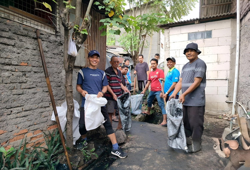 Antisipasi banjir di musim hujan warga rw02 Cakung Timur grebek lumpur
